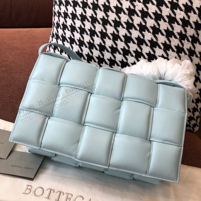 Bottega Veneta女包 寶緹嘉19新款 CASSETTE枕頭包 編織斜跨女包 原單胎牛皮 BV單肩女包 冰川藍  gxz1085